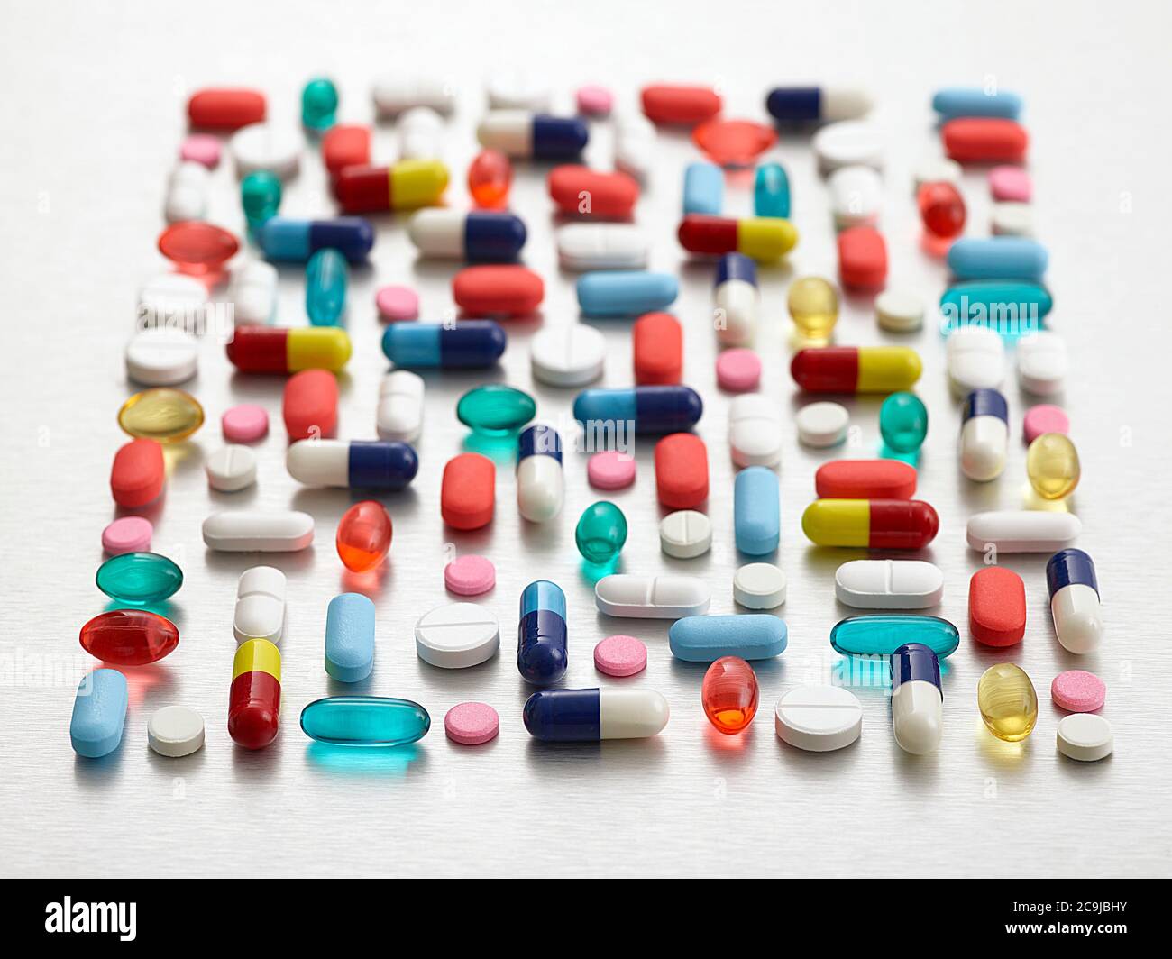 Pillen und Kapseln vor weißem Hintergrund. Stockfoto