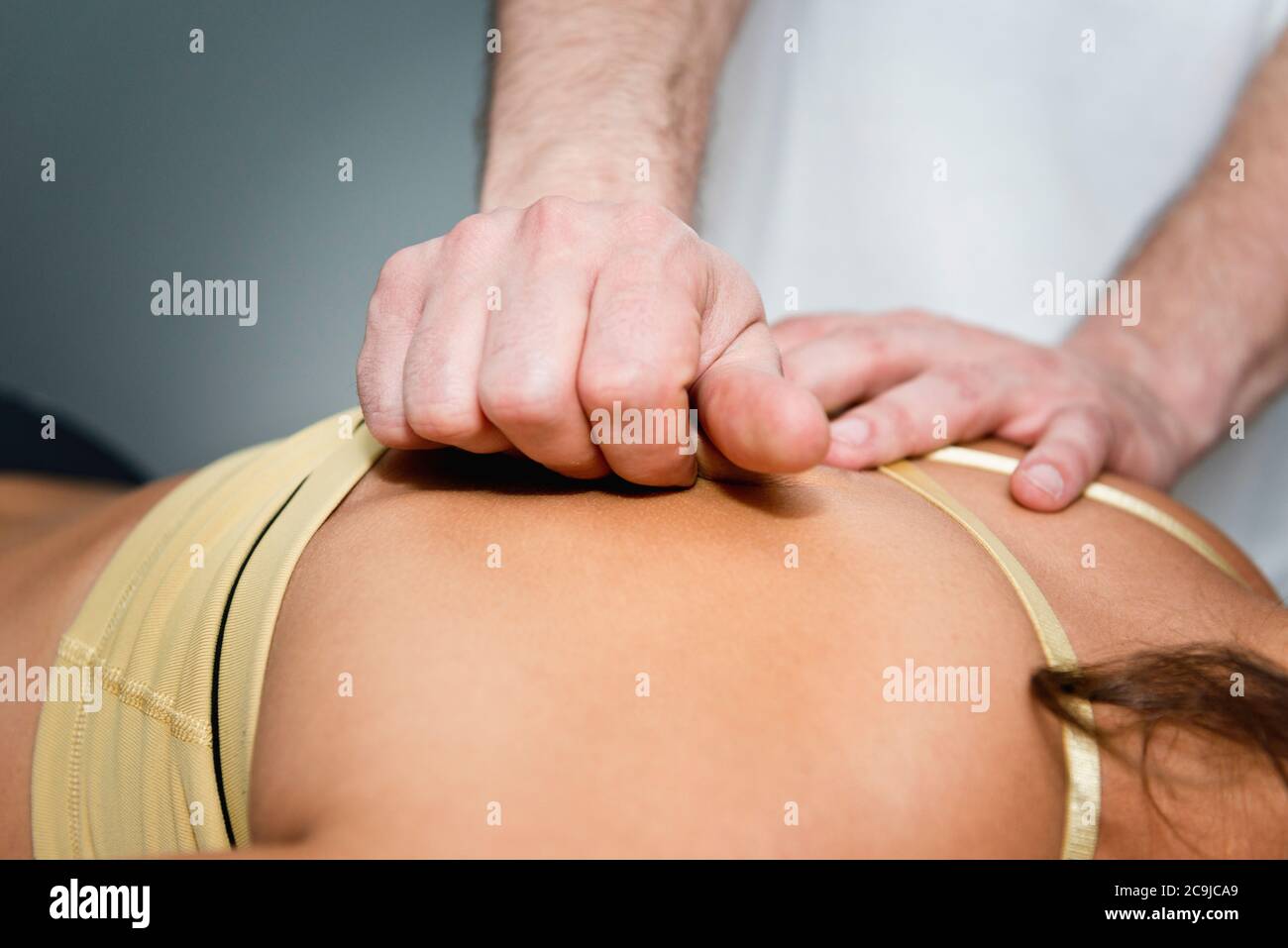 Myofasziale Freisetzung. Praktizierender, der auf dem Rücken des Patienten arbeitet. Stockfoto
