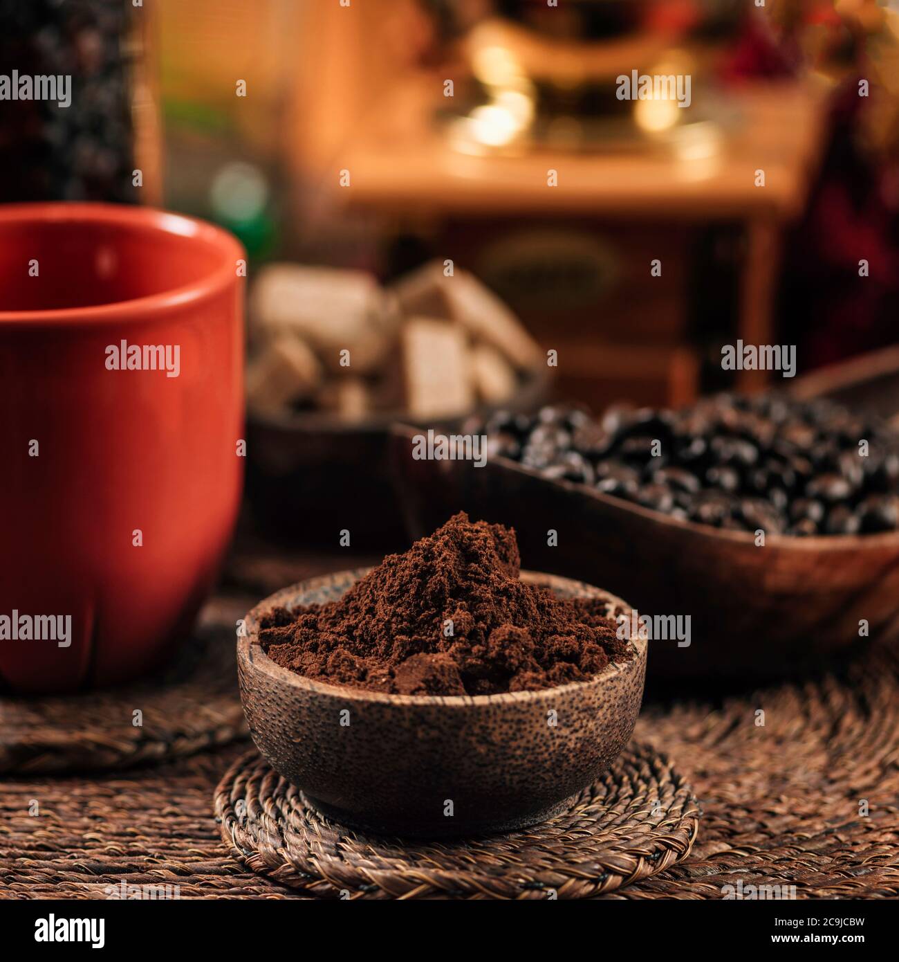 Gemahlener Kaffee in Holzschüssel auf dem Tisch. Kaffee machen Konzept. Stockfoto