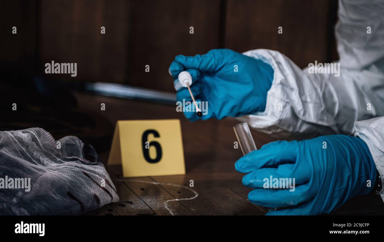 Tatort. Forensik-Experte, der Blutproben von einem Tatort sammelt. Stockfoto