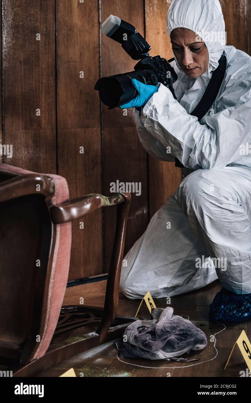 Tatort. Forensik-Experte fotografiert Beweise an einem Tatort. Stockfoto
