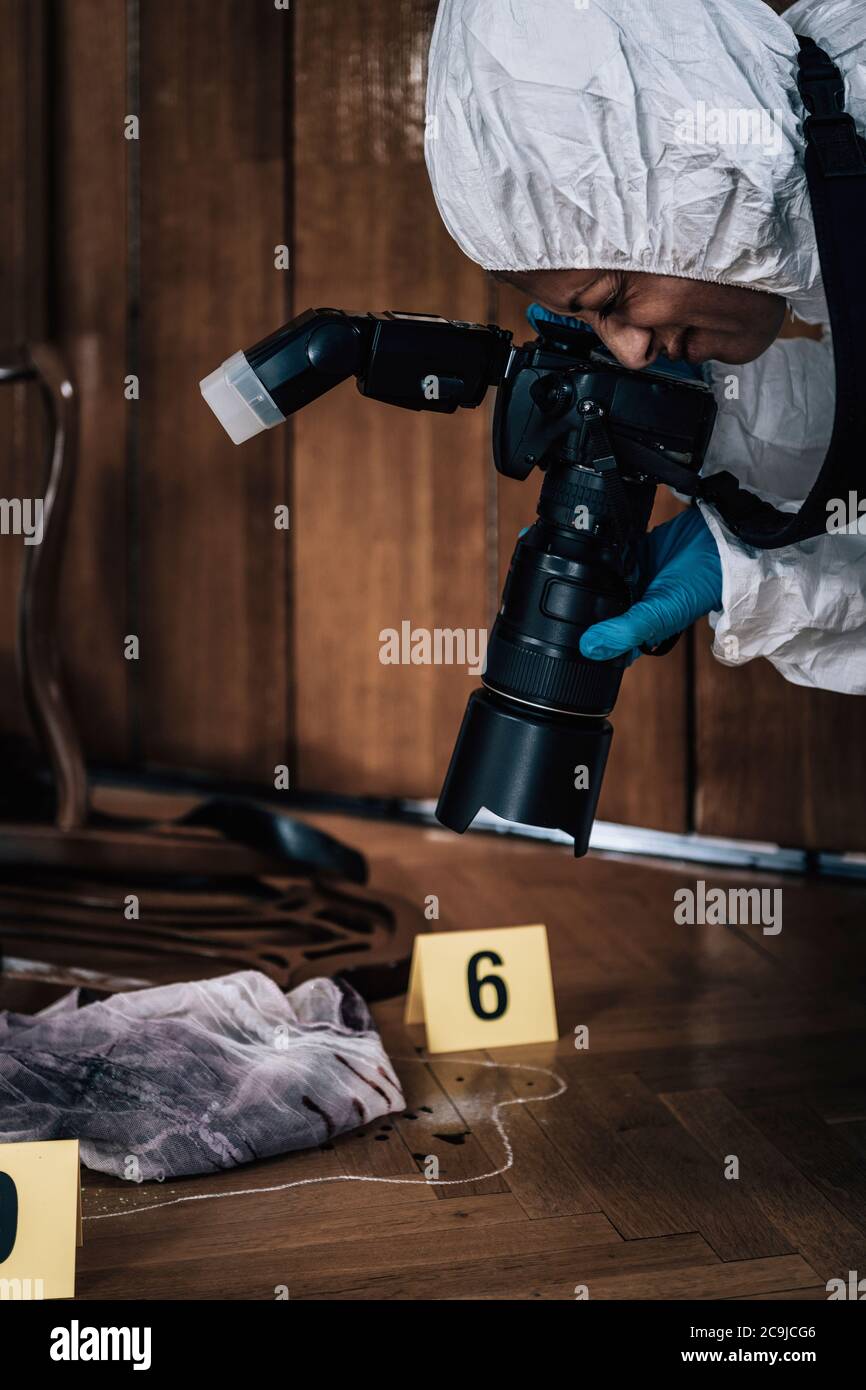 Tatort. Forensik-Experte fotografiert Beweise an einem Tatort. Stockfoto