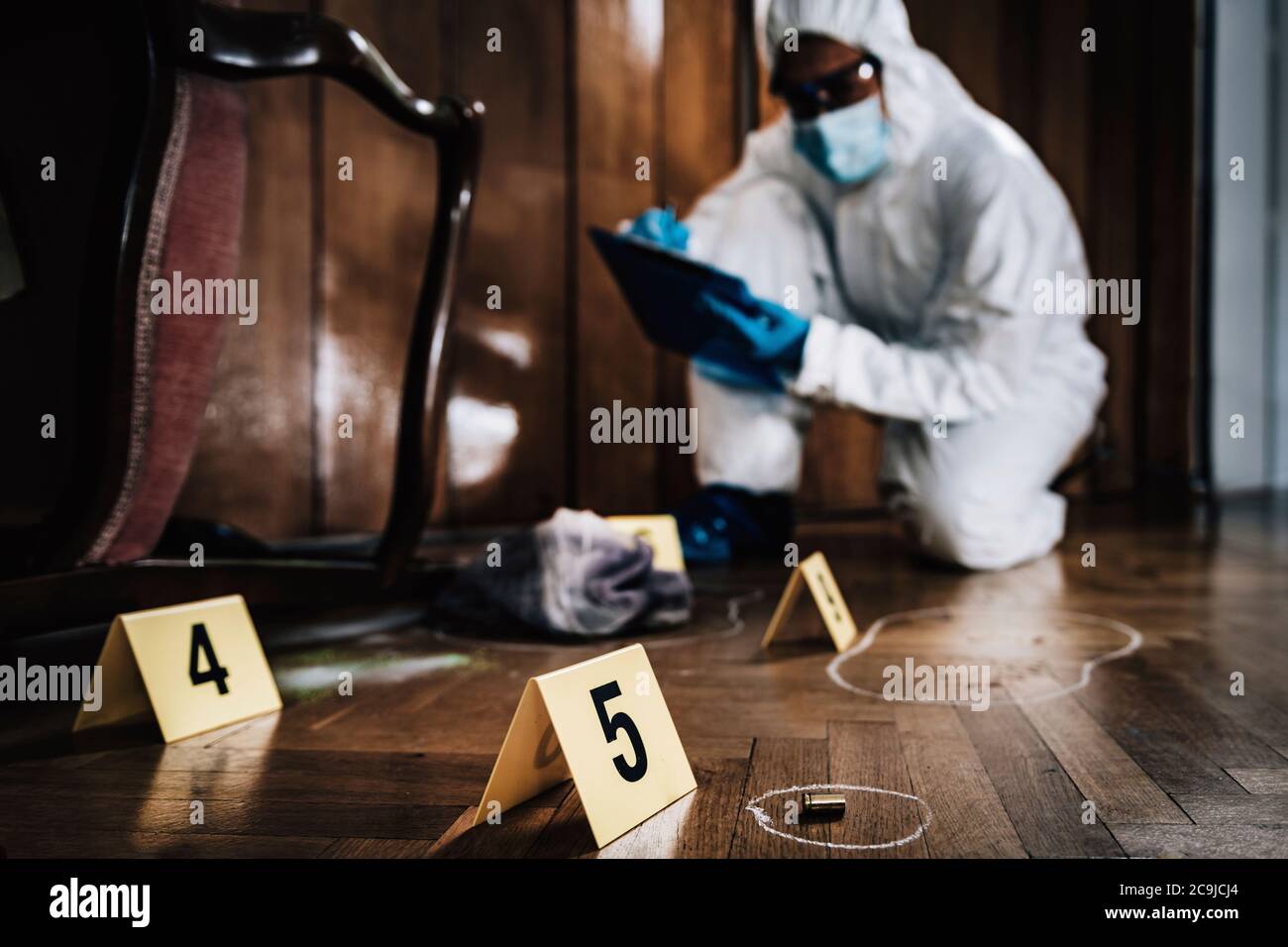 Tatort. Forensik Experte sammeln Beweise von einem Tatort. Stockfoto
