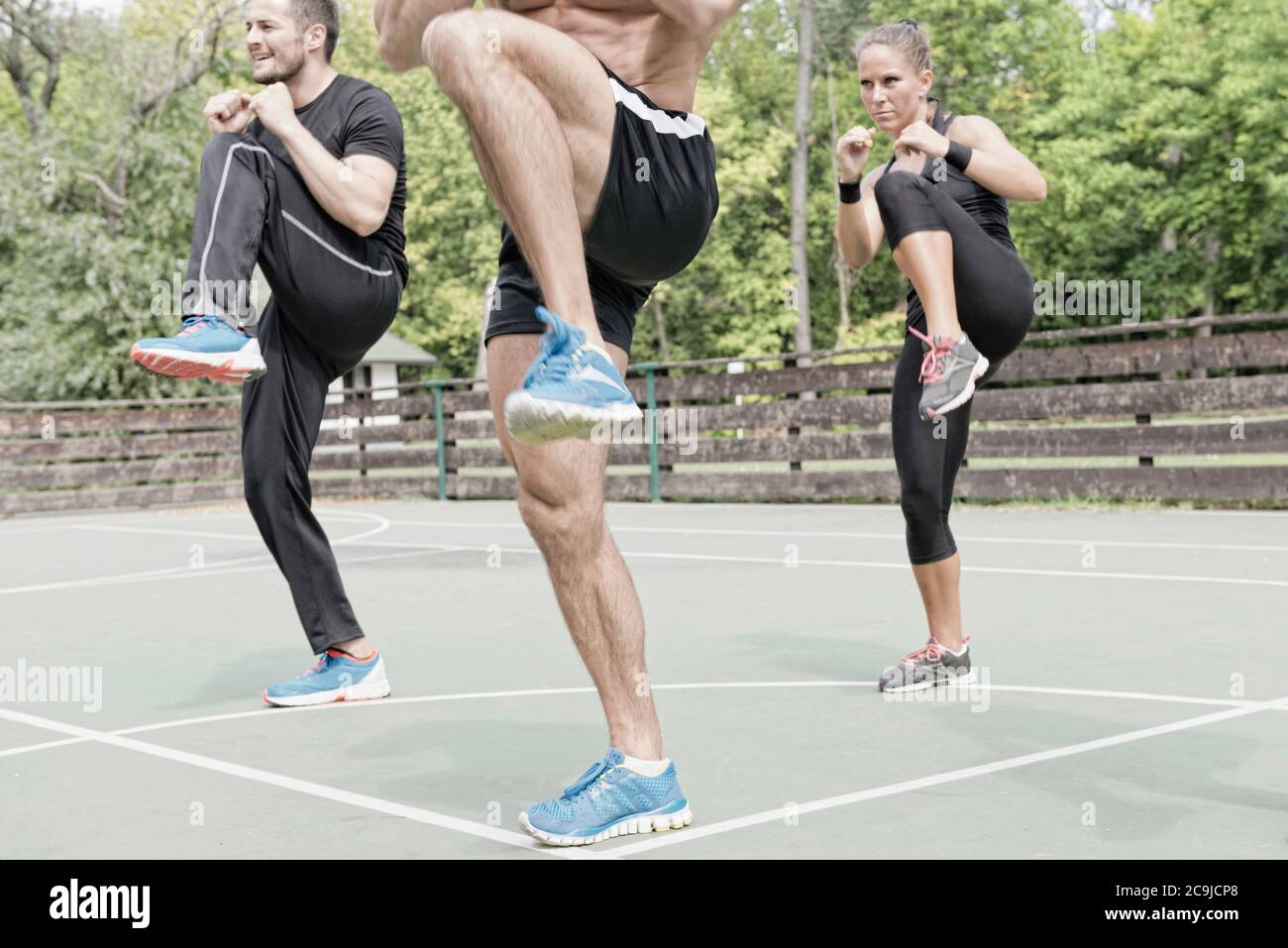 Drei Personen im Tae bo Training, konzentrieren sich auf die Beine. Stockfoto