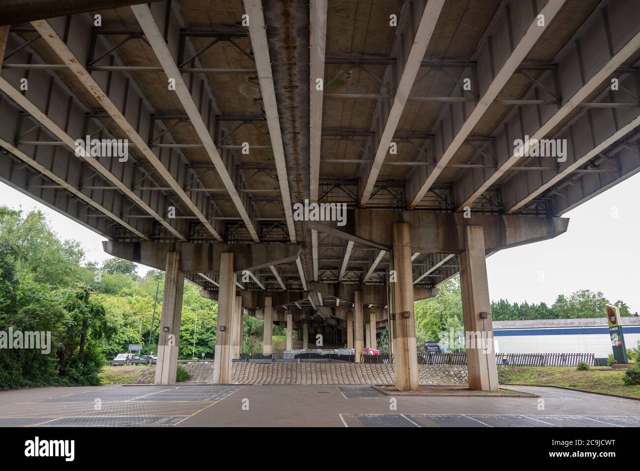 Unterhalb eines erhöhten Abschnitts der M40 in der Nähe von High Wycombe, Buckinghamshire, Großbritannien Stockfoto
