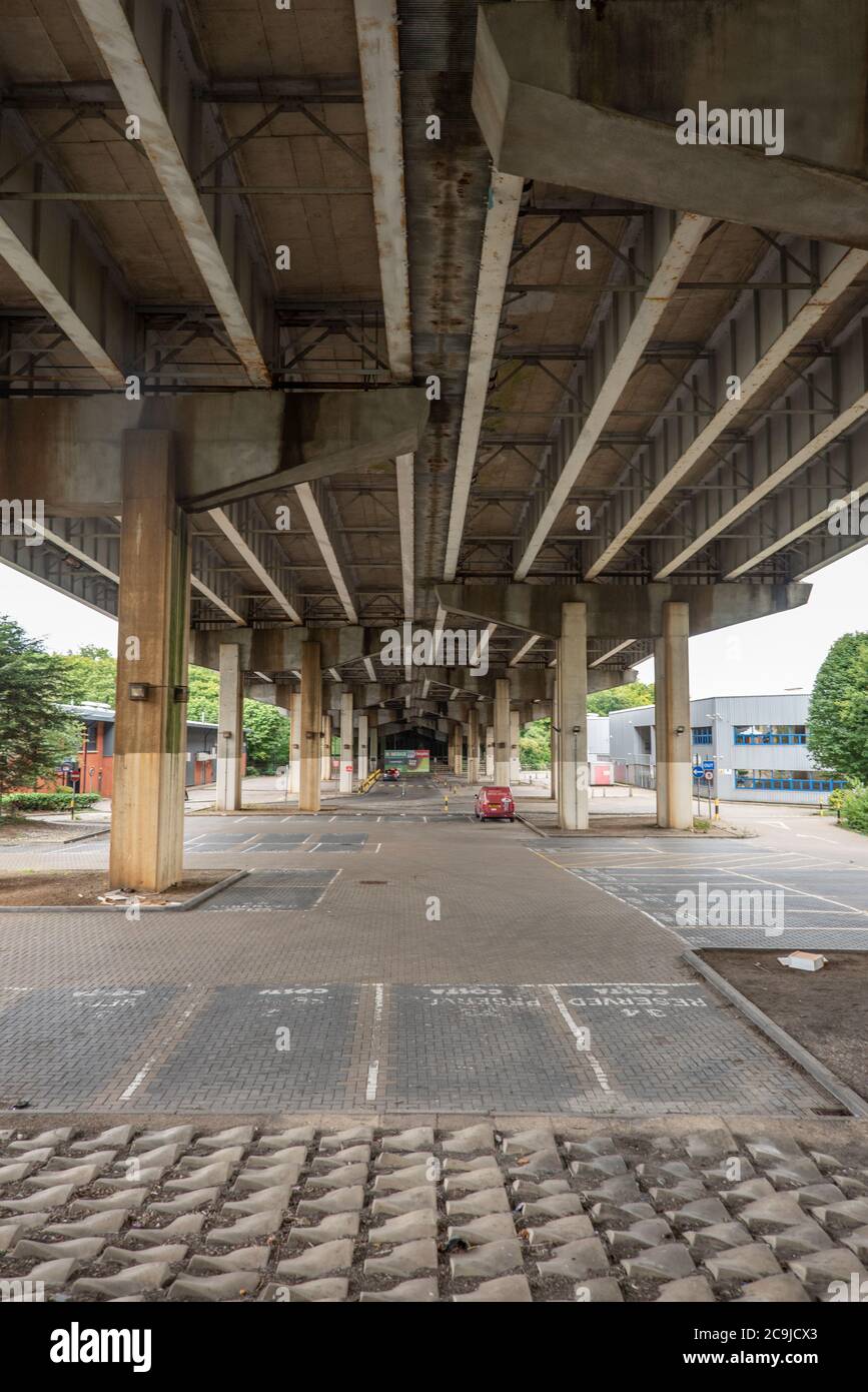 Unterhalb eines erhöhten Abschnitts der M40 in der Nähe von High Wycombe, Buckinghamshire, Großbritannien Stockfoto