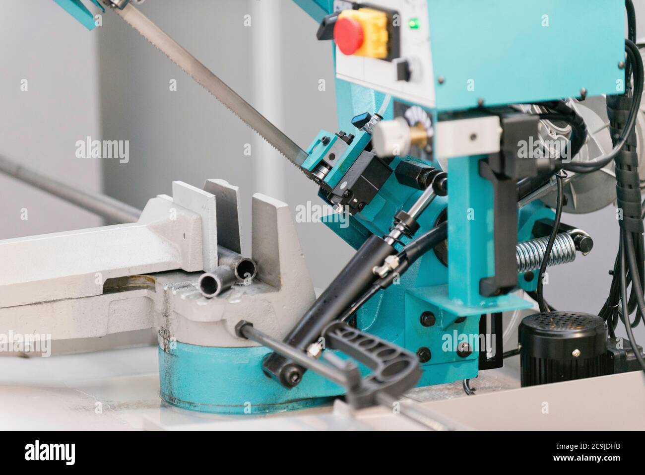 Industrielle Tischsäge, Schneidrohre. Stockfoto