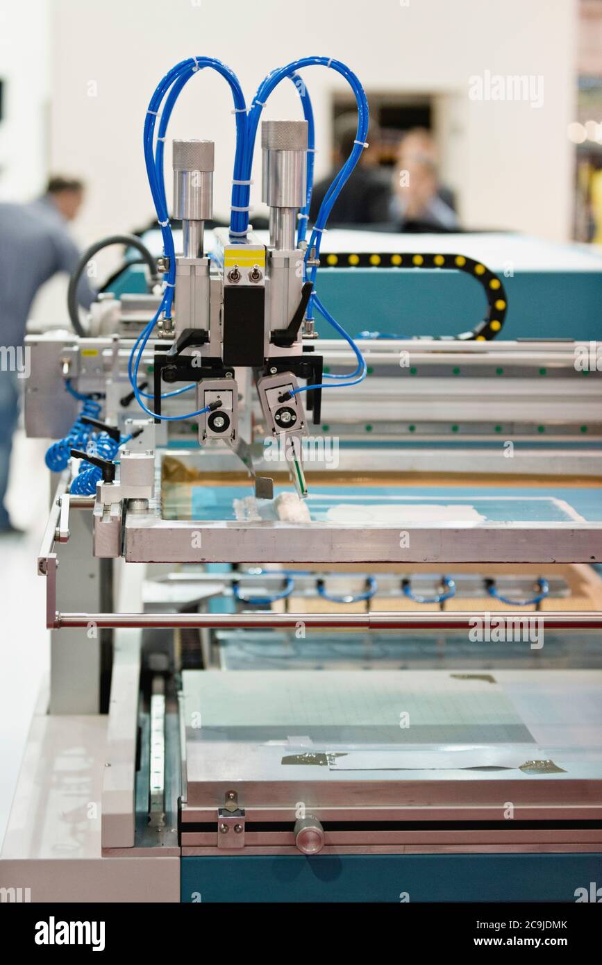 Siebdruckmaschine in Druckerei. Stockfoto