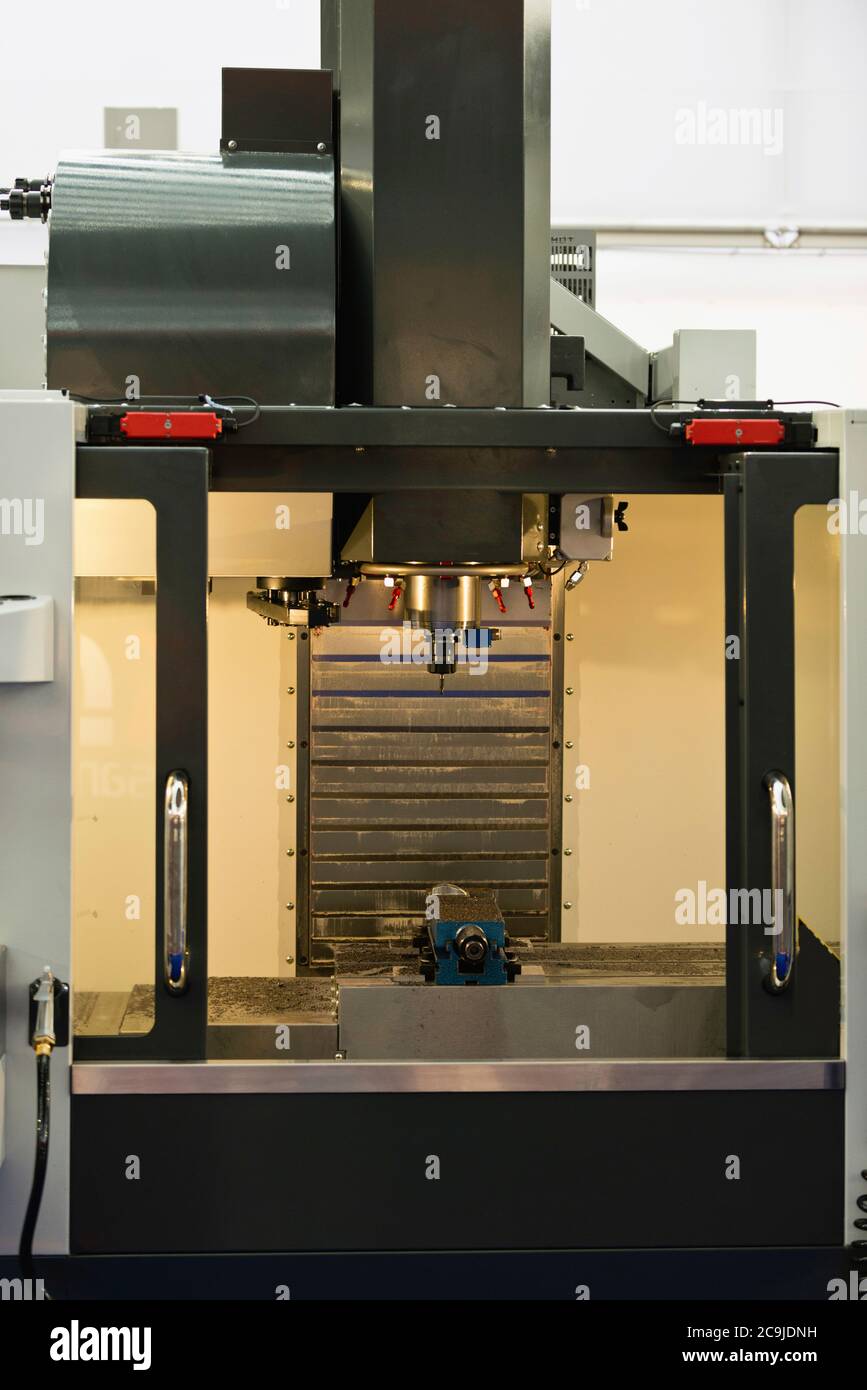 Automatisierte Drehmaschine für die Metallverarbeitung, die bei der Herstellung von Metallobjekten verwendet wird. Stockfoto