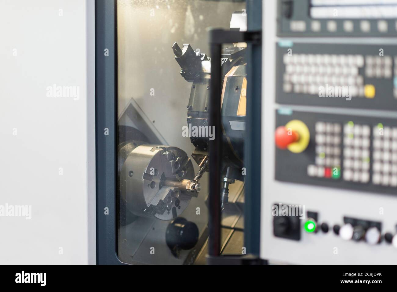 Automatisierte CNC-Werkzeugdrehmaschine mit Bedienkonsole. Stockfoto
