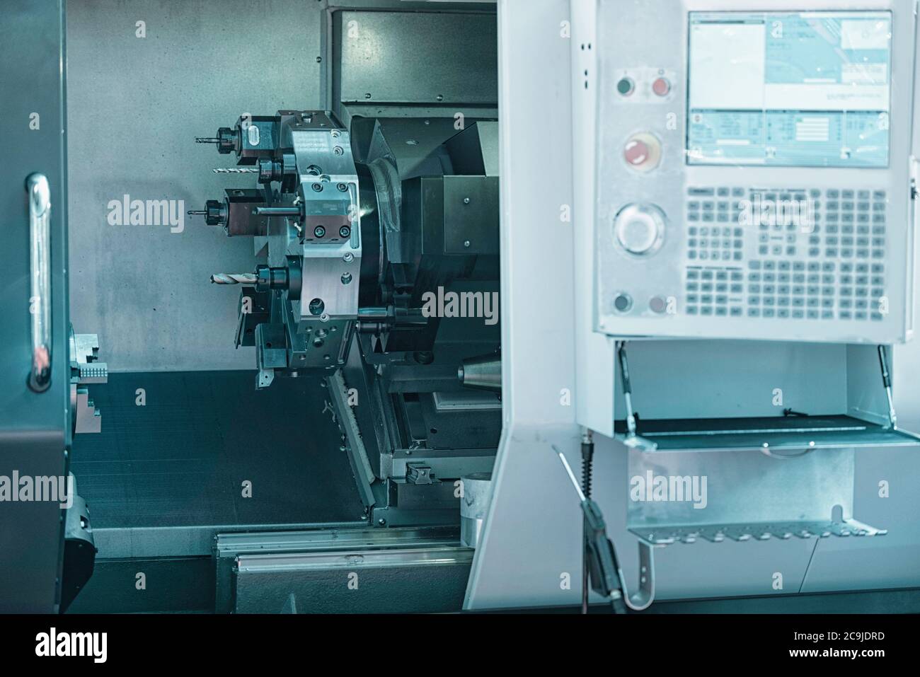 Automatisierte CNC-Werkzeugdrehmaschine mit Bedienkonsole. Stockfoto