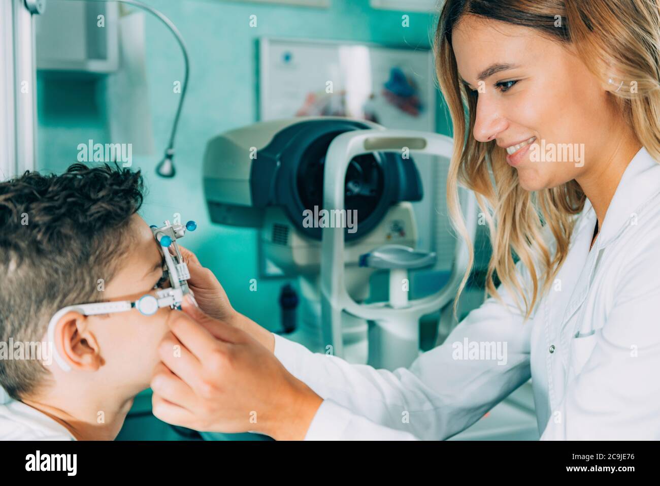 Augenarzt führt Visusuntersuchung durch. Stockfoto