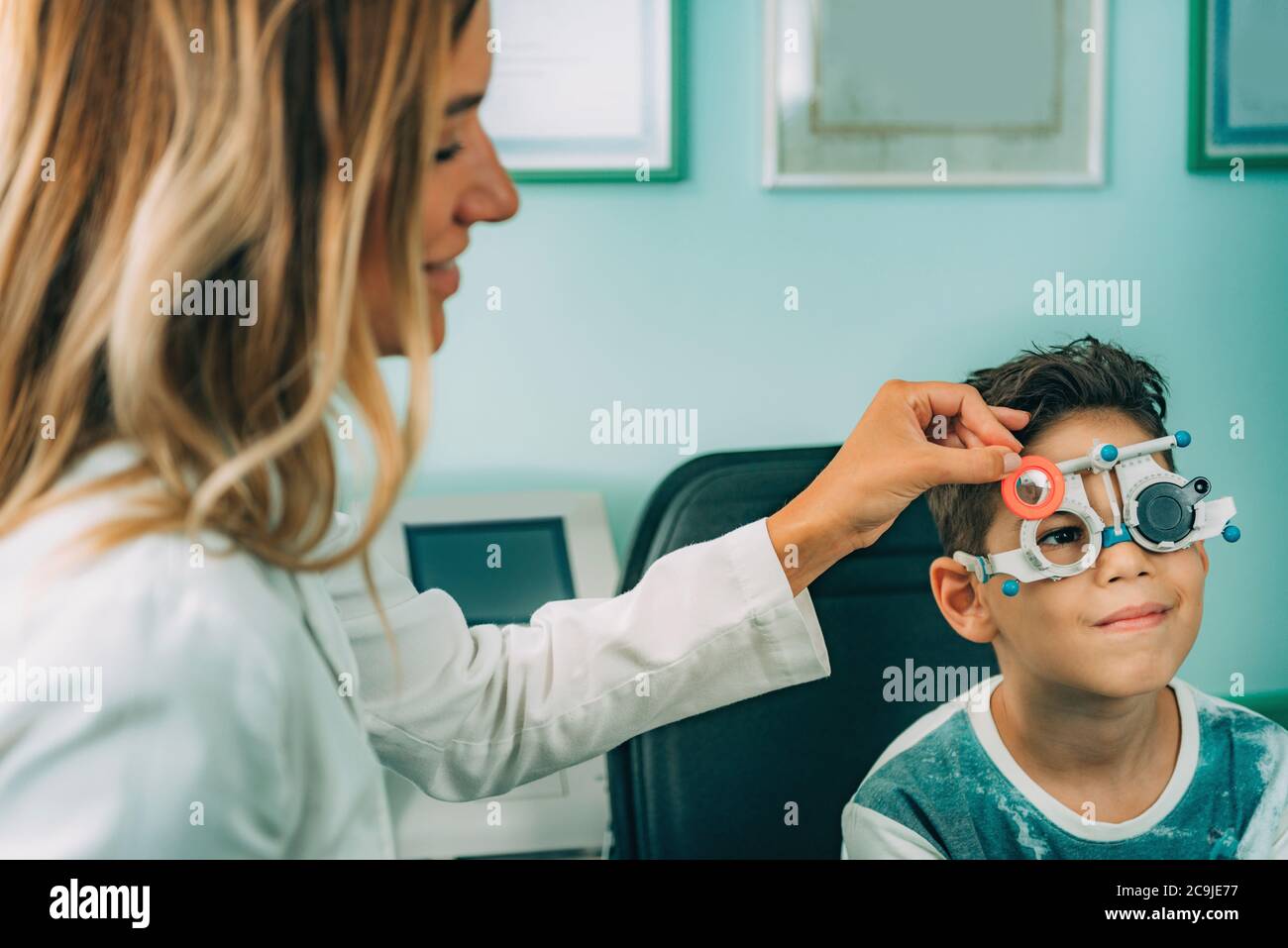 Augenarzt führt Visusuntersuchung durch. Stockfoto