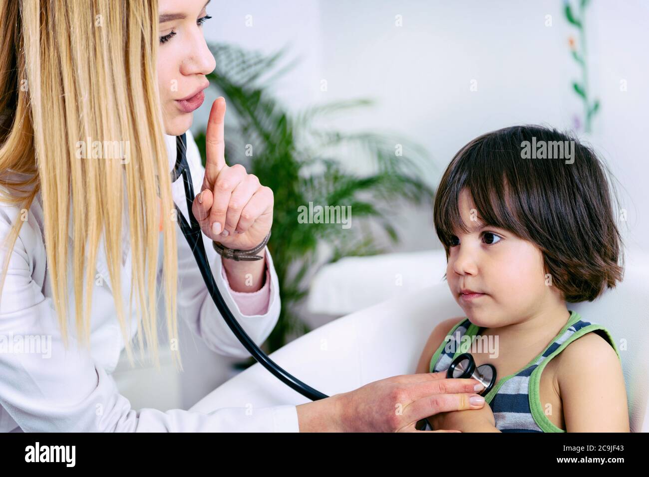 Kinderarzt untersucht Junge mit Stethoskop. Stockfoto