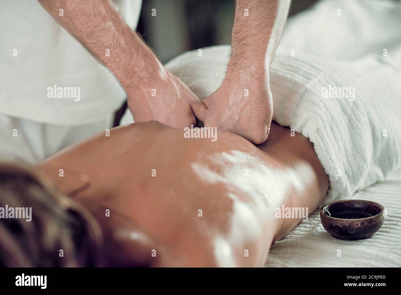 Frau mit entspannende Rückenmassage. Stockfoto