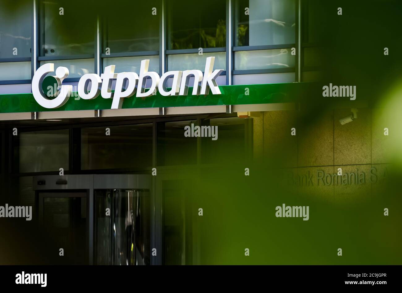 Bukarest, Rumänien - 28. Juni 2020: Ein Logo der ungarischen Bankfiliale OTP Bank, wird über dem Eingang eines Gebäudes, in Bukarest, Romani, angezeigt Stockfoto