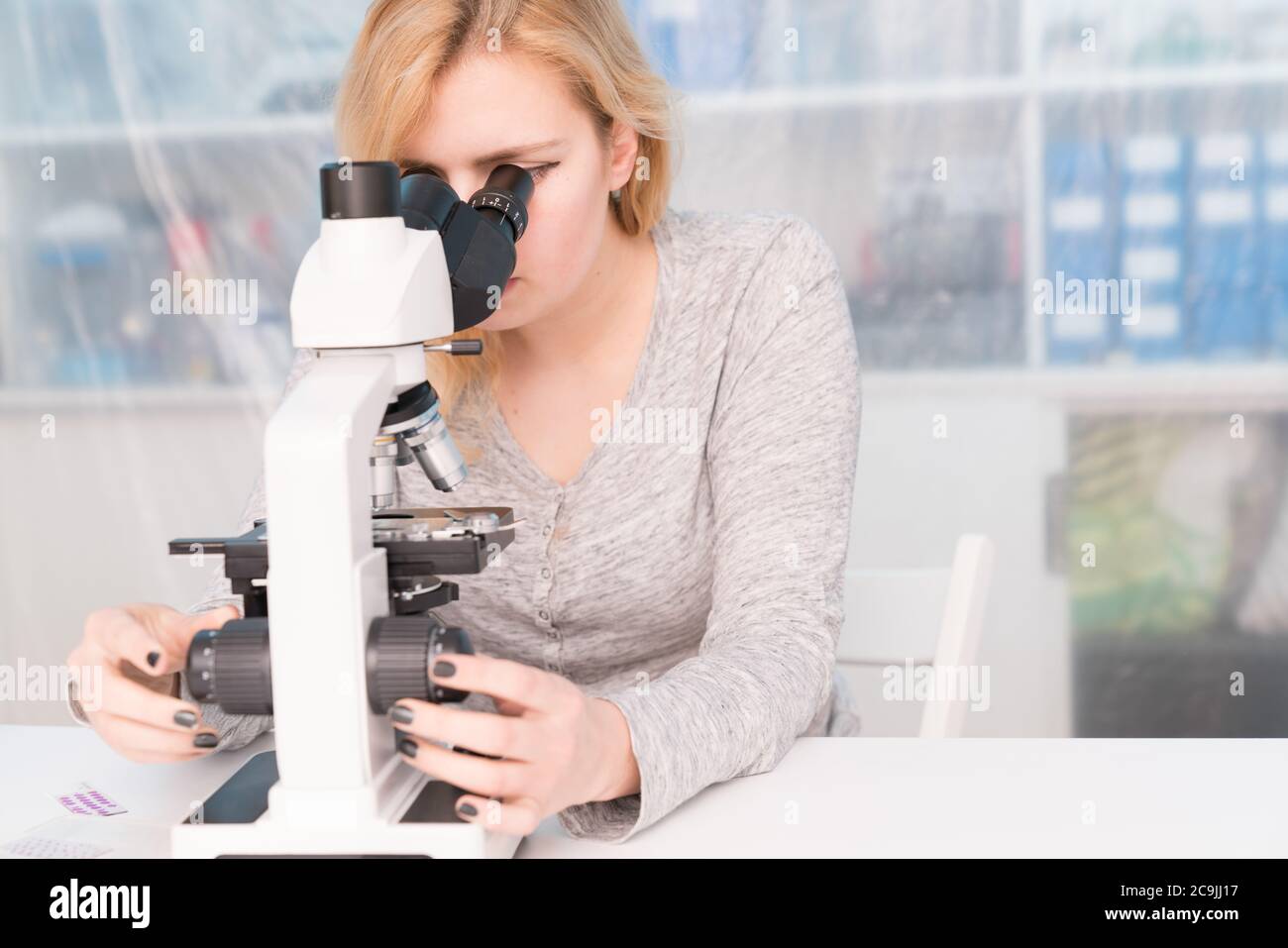 Schüler mit Mikroskop. Stockfoto