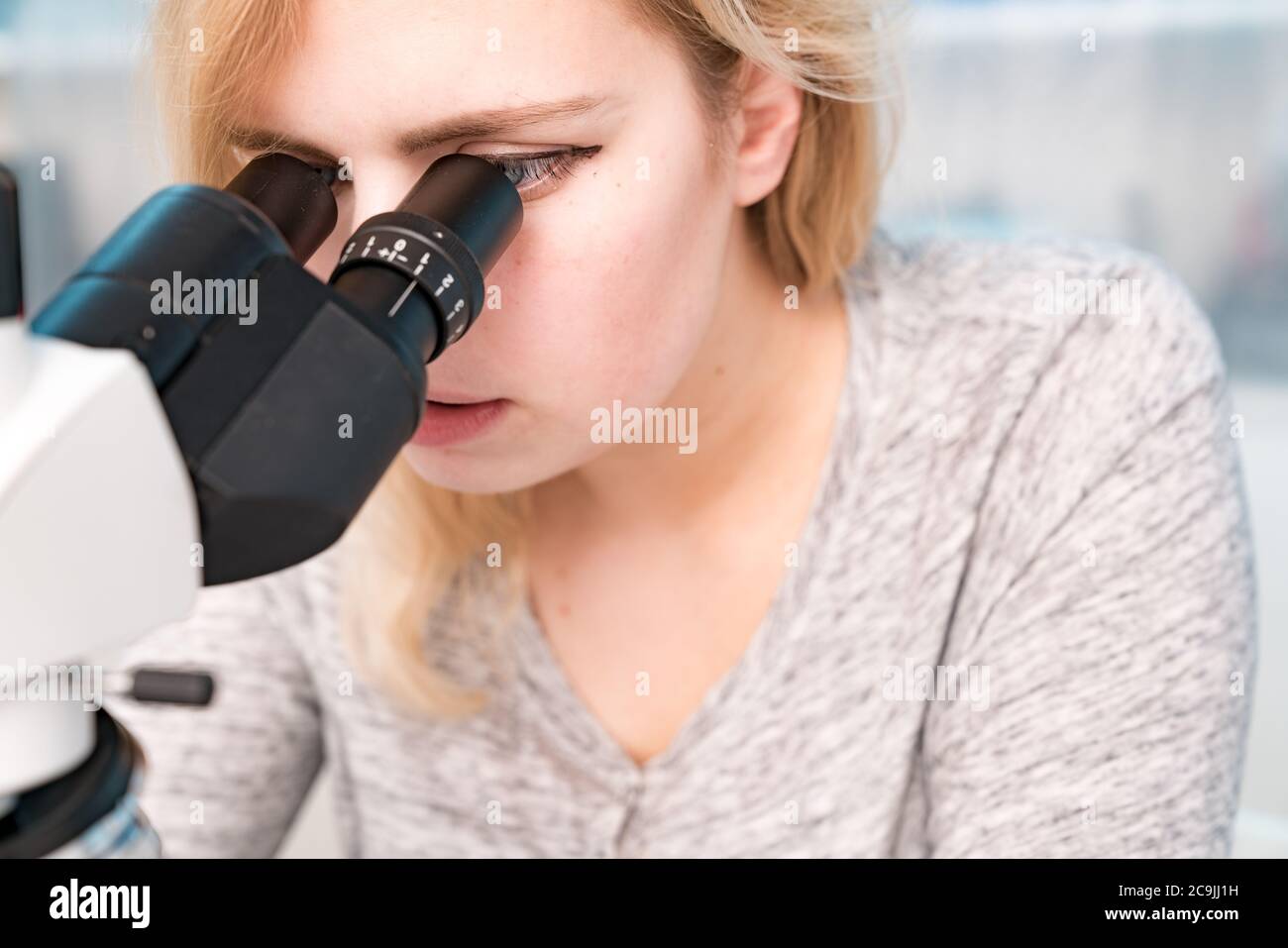 Schüler mit Mikroskop. Stockfoto