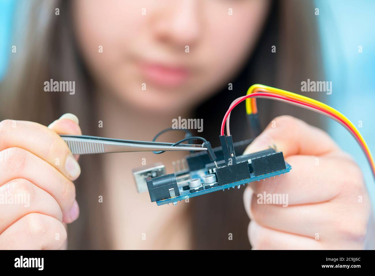 Mädchen arbeitet an Elektronik-Projekt. Stockfoto
