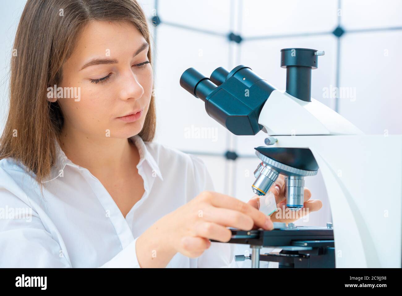 Forscher mit Mikroskop. Stockfoto