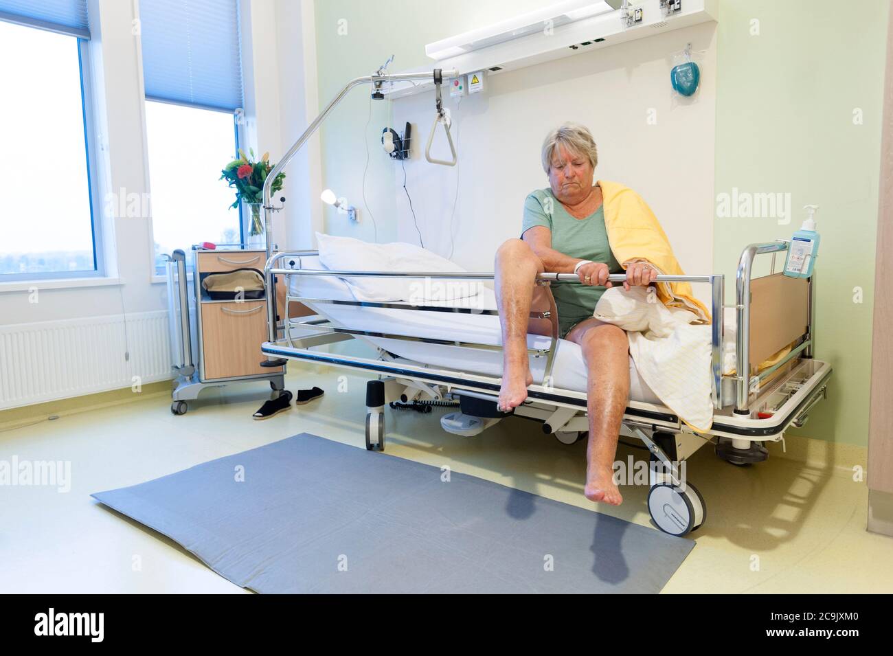 Geriatrische Krankenhausabteilung. Verwirrt Patient auf der geriatrischen Abteilung eines Krankenhauses. Stockfoto