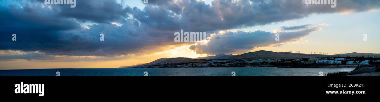 Sonnenuntergang hinter den Bergen. Stockfoto