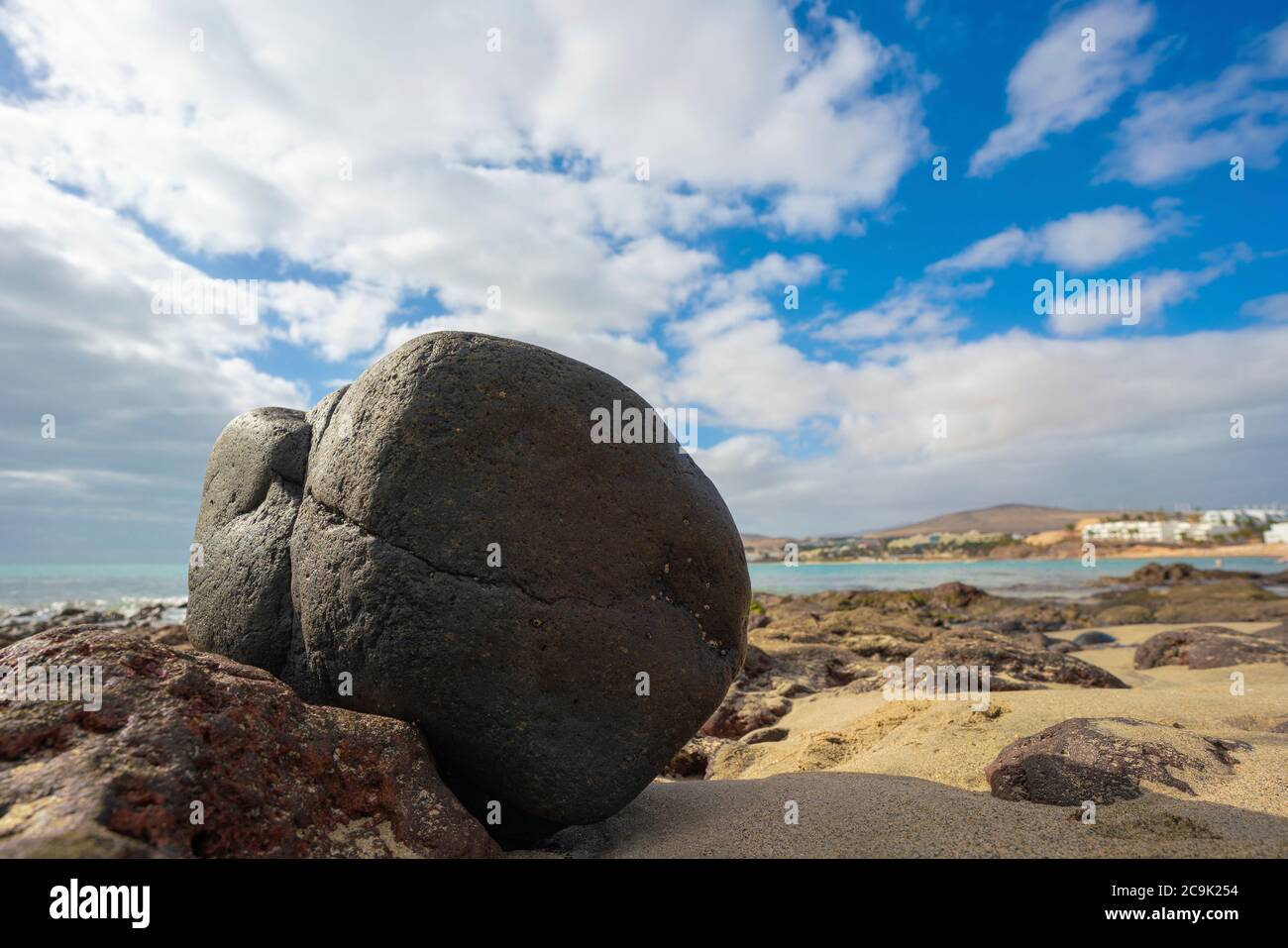 Boulder an einem Sandstrand. Stockfoto