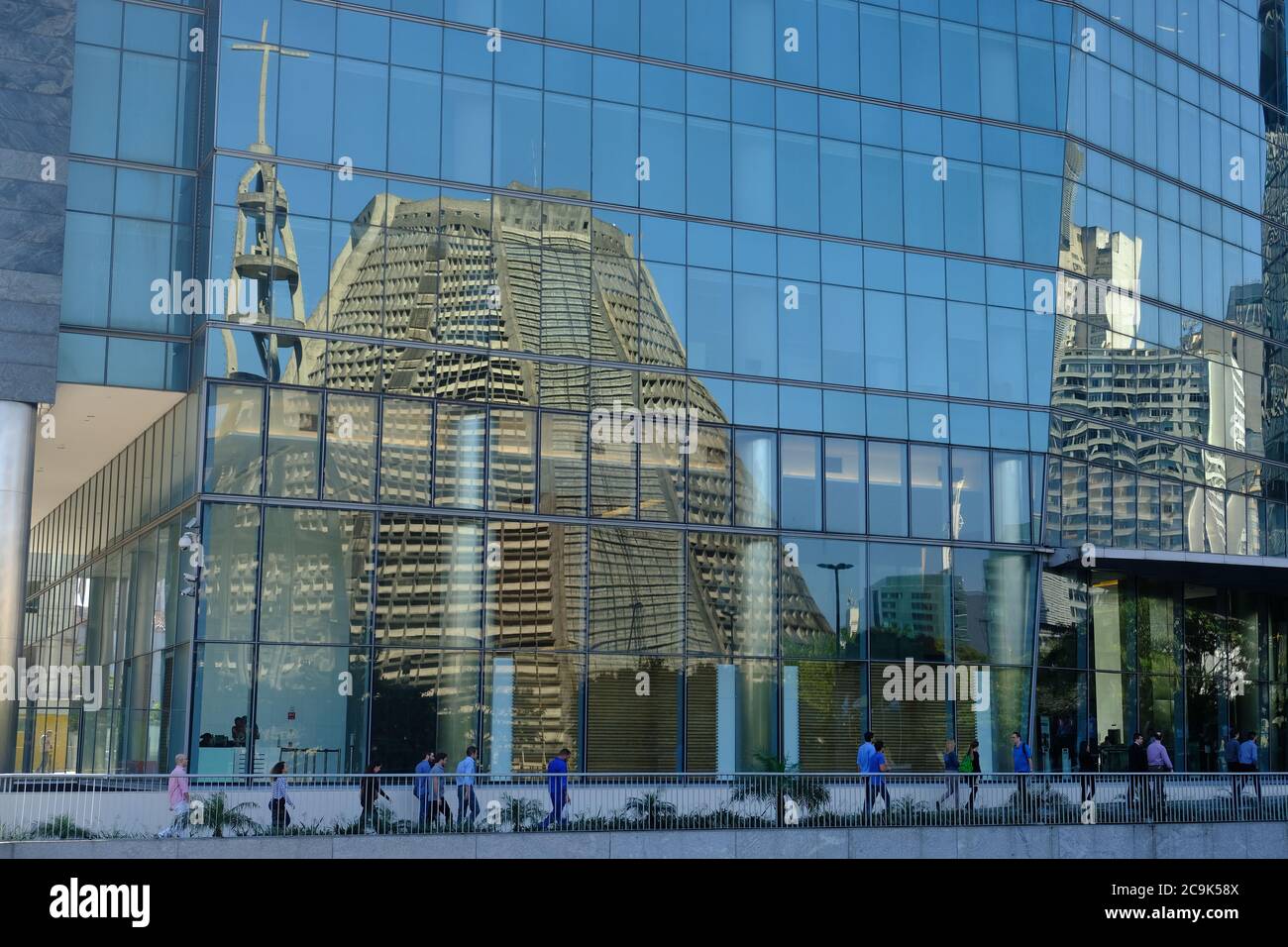 Brasilien Rio de Janeiro - Metropolitan Cathedral of Saint Sebastian - Catedral Metropolitana de Sao Sebastiao Reflexion Stockfoto