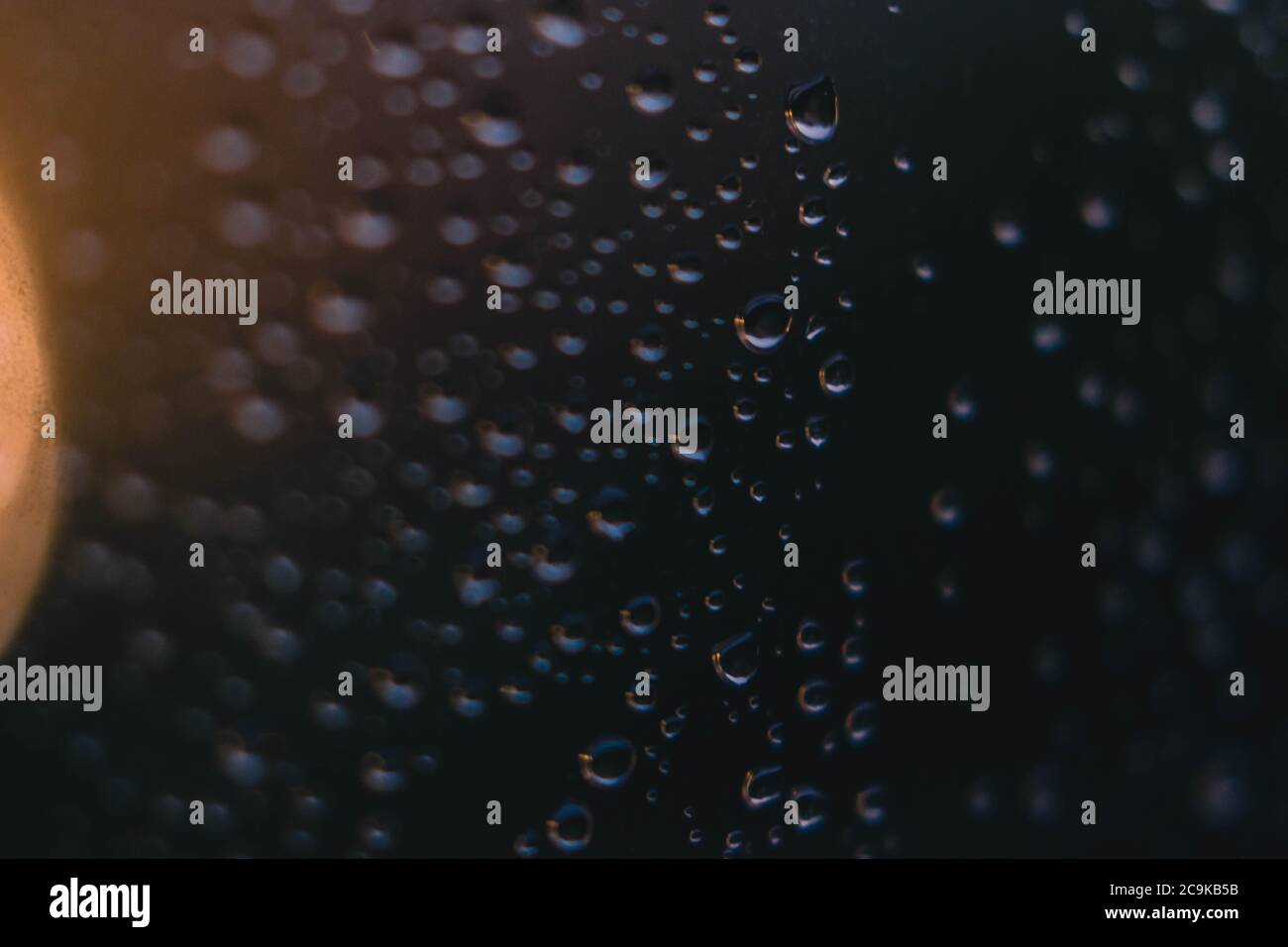 Regentropfen auf Glas Stockfoto
