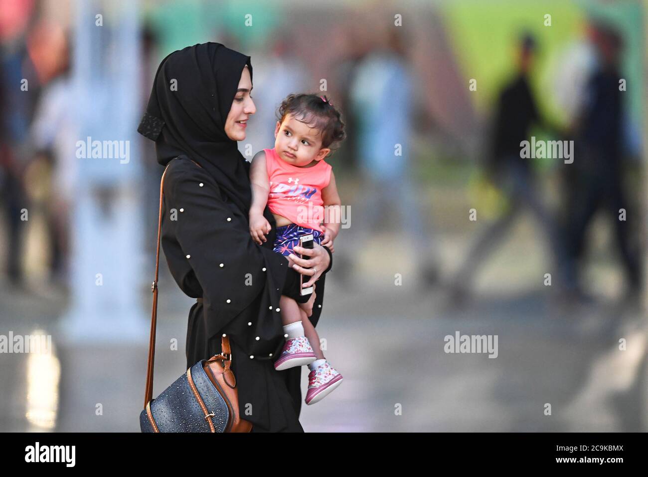 Muslimische Mutter mit ihrer Tochter, Doha, Katar Stockfoto