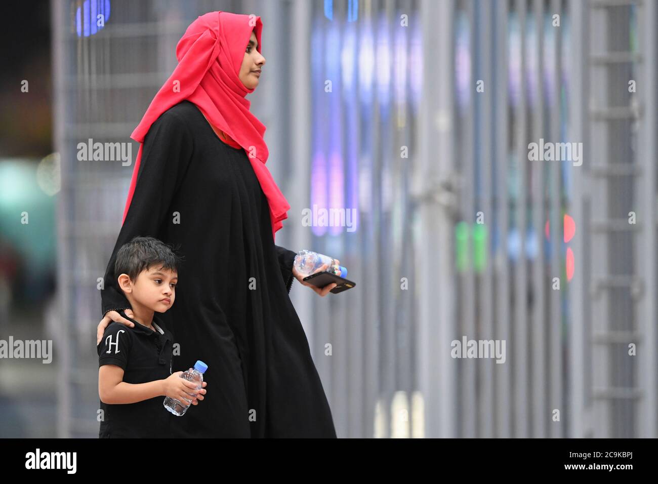 Muslimische Mutter mit ihrem Sohn, Doha, Katar Stockfoto
