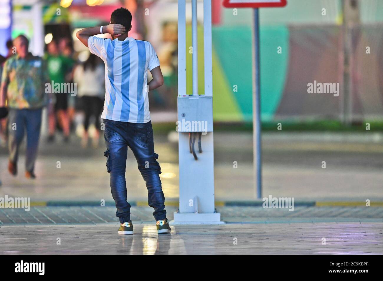 Fußballfan mit argentinischem Trikot. Khalifa International Stadium, Doha, Katar Stockfoto