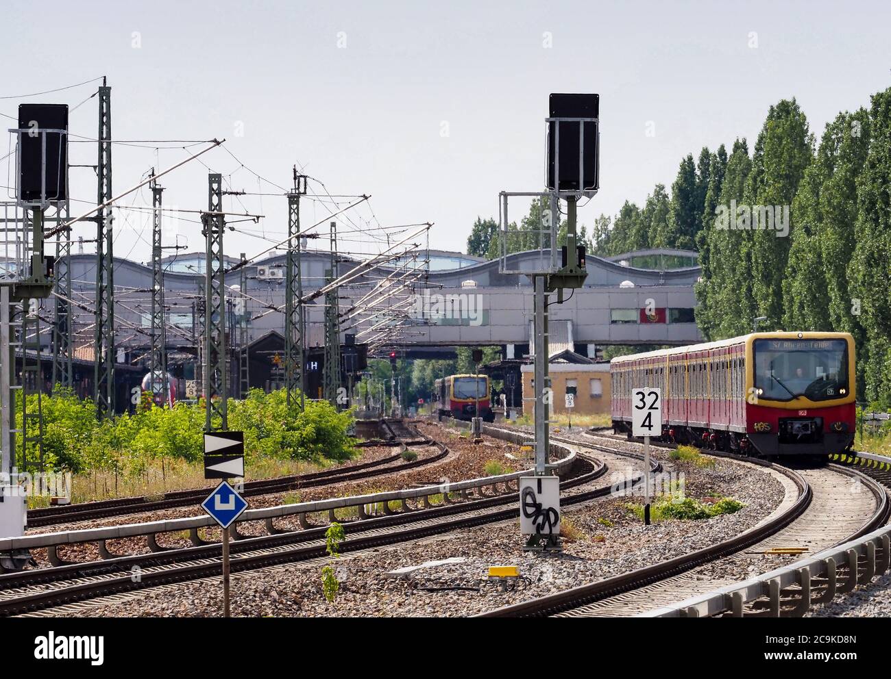 Potsdam, Deutschland. Juli 2020. Eine SBahn der Linie S7 verlässt den