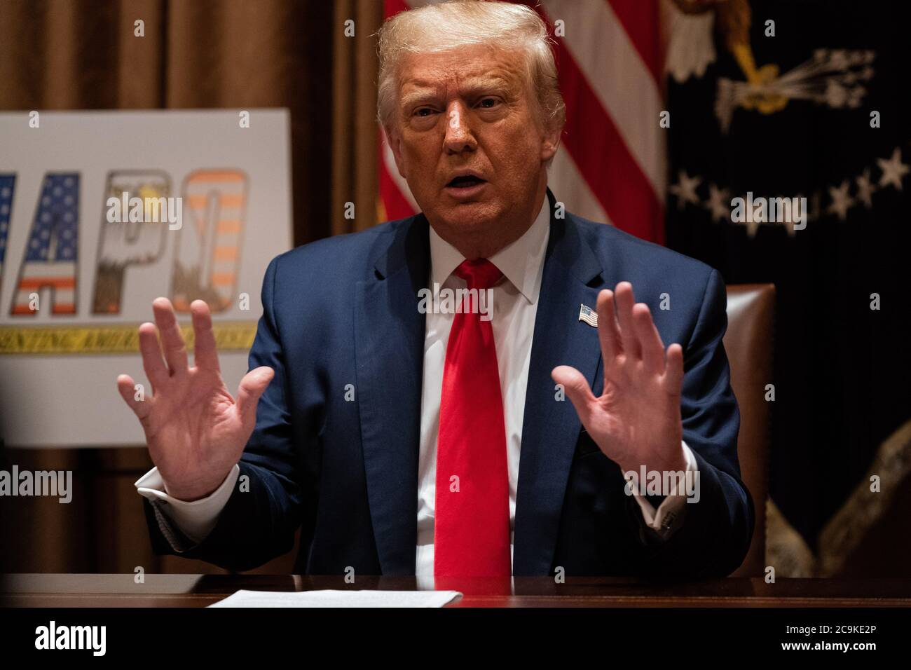 US-Präsident Donald J. Trump spricht während eines Treffens mit Mitgliedern der National Association of Police Organizations Leadership im Kabinettsaal des Weißen Hauses in Washington, DC, am 31. Juli 2020.Quelle: Anna Moneymaker/Pool via CNP /MediaPunch Stockfoto