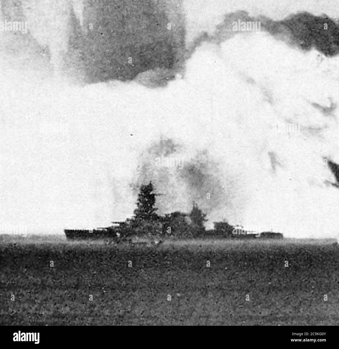 Japanisches Schlachtschiff Nagato bei Baker Schuss der Operation Crossroads Bikini Atoll Juli 25 1946 kurz nach der Detonation- Crossroads Baker Base Surge (abgeschnitten). Stockfoto