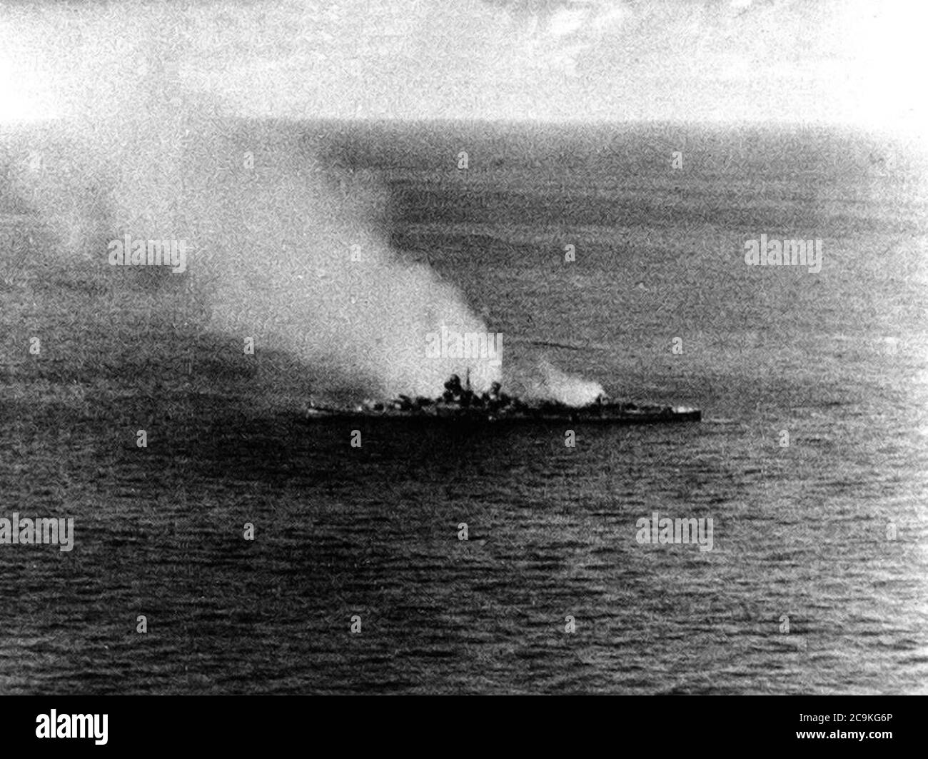 Japanischer Kreuzer Mikuma tot im Wasser 1942. Stockfoto
