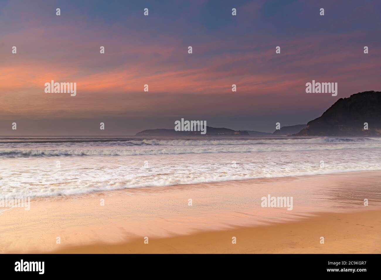 Soft High Cloud Seascape, Sonnenaufgang am Umina Beach an der Central Coast, NSW, Australien. Stockfoto