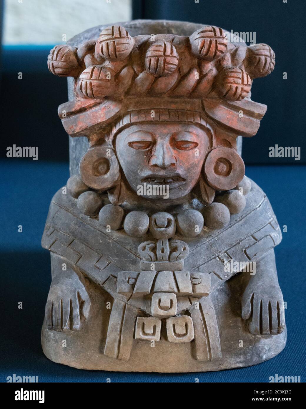 Ein Keramikbild einer Zapoteerin aus den Ruinen der Zapoteschen Stadt Atzompa im Museo Comunitario Santa Maria Atzompa, Oaxaca, Mexiko. Stockfoto