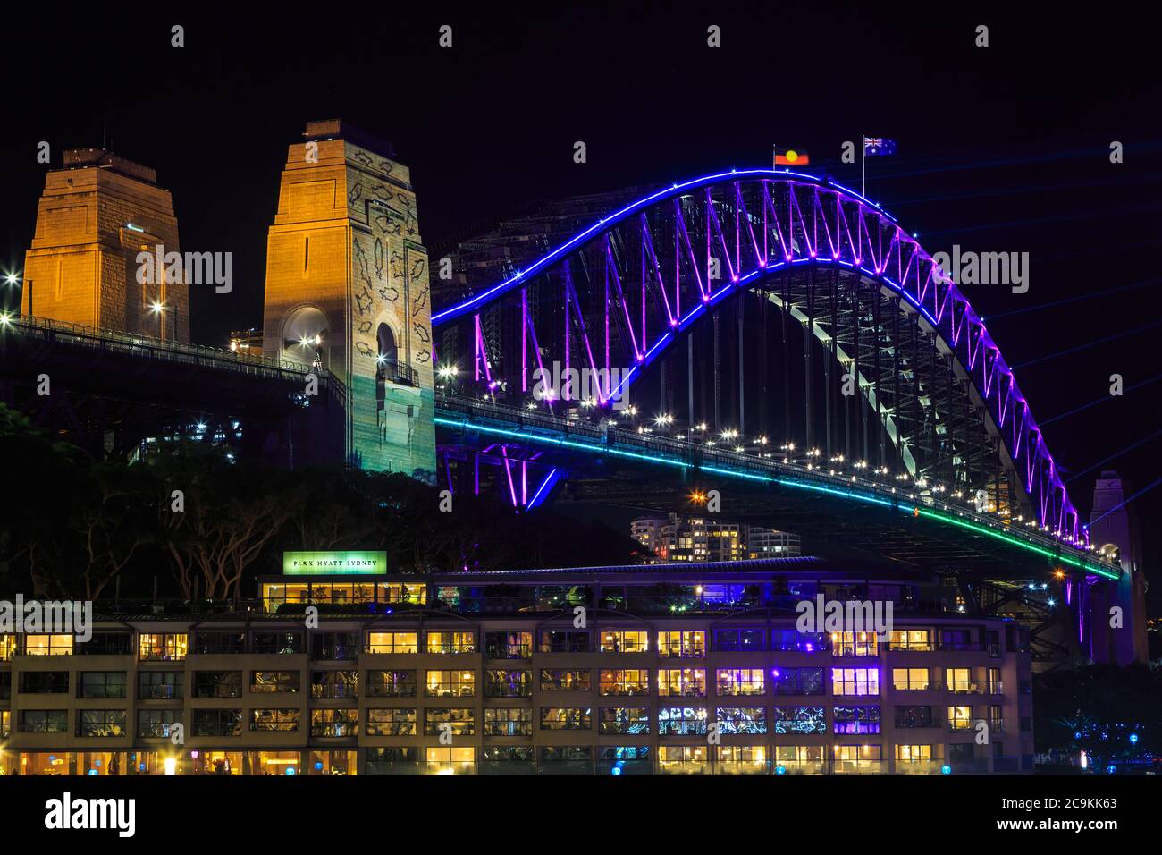 Die Sydney Harbour Bridge, die bei Nacht für das jährliche „Vivid Sydney“-Festival farbenfroh beleuchtet wird. Sydney, Australien, Mai 28 2019 Stockfoto