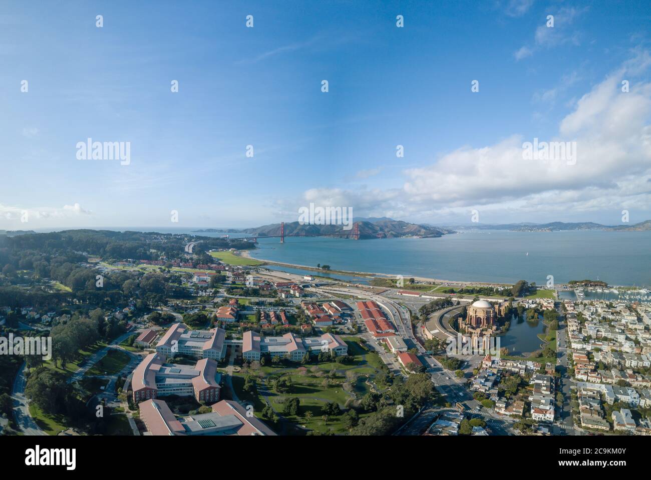 Presidio Park, Golden Gate Bridge, Palast der bildenden Künste, Luftaufnahme mit crissy Field Strand an einem sonnigen Tag unter einem blau bewölkten Himmel Stockfoto