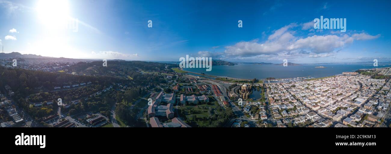 Presidio Park, Golden Gate Bridge, Palast der bildenden Künste, Luftaufnahme Panorama mit crissy Field Strand an einem sonnigen Tag unter einem blau bewölkten Himmel Stockfoto