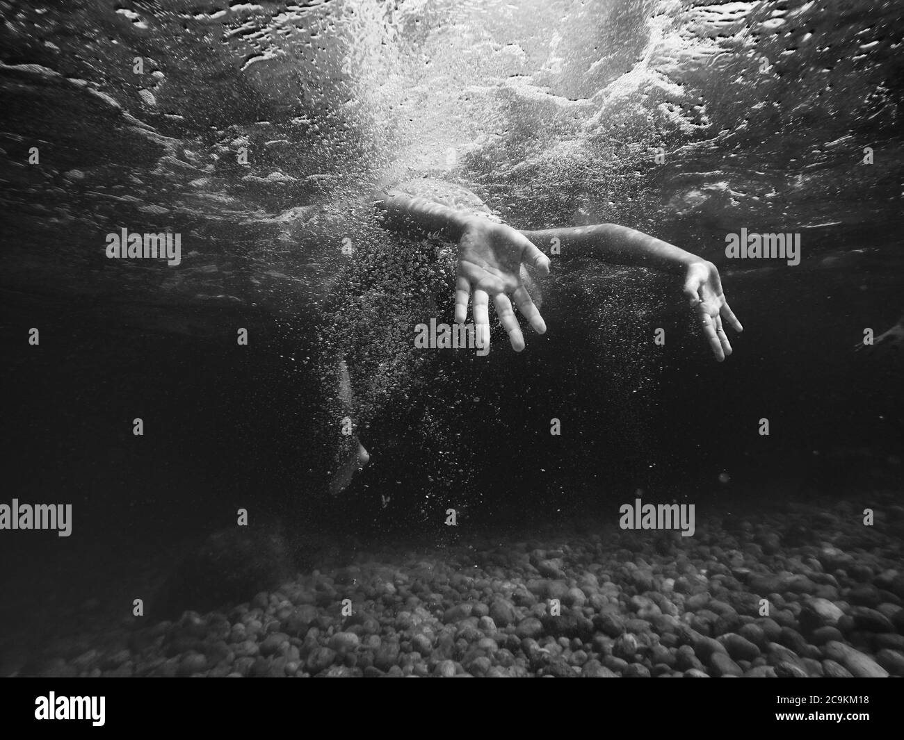 Junge sinkt im Wasser. Element des Designs. Stockfoto