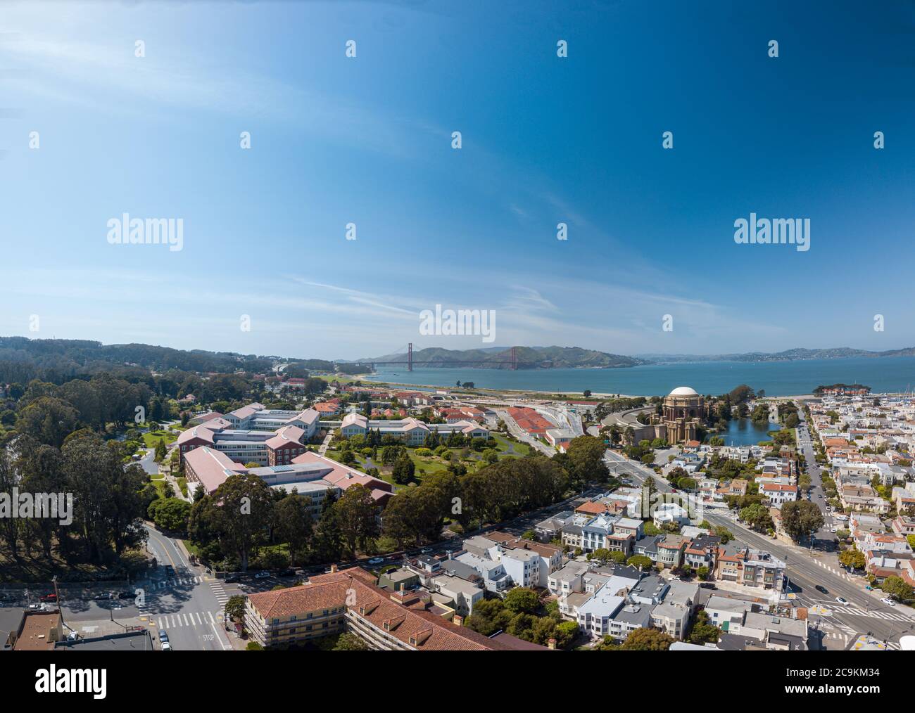 Presidio Park, Golden Gate Bridge, Palast der bildenden Künste, Luftaufnahme mit crissy Field Strand an einem sonnigen Tag unter einem blau bewölkten Himmel Stockfoto