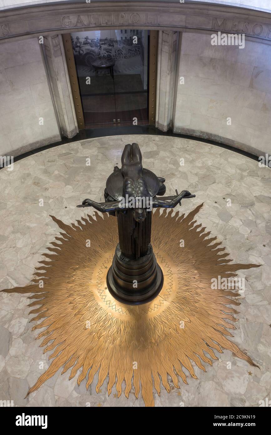 The Hall of Silence mit Deliits Skulptur 'Sacrifice' im Zentrum, ANZAC Memorial, Hyde Park, Sydney, Australien Stockfoto