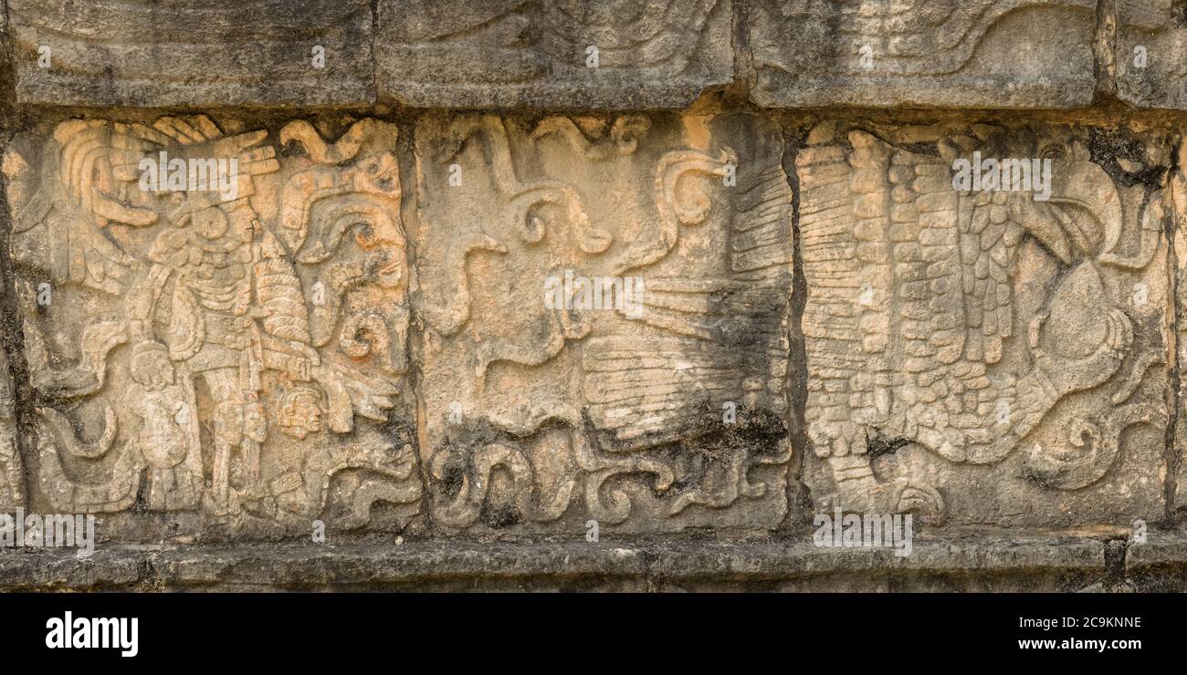 Die Plattform der Schädel oder die Tzompantli wurde verwendet, um die Schädel von gefallenen Feinden und Opferopfern in den Ruinen der großen Maya zu zeigen Stockfoto