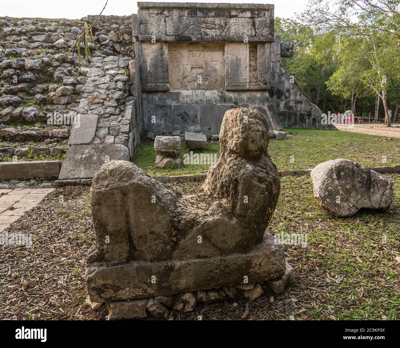 Eine Chac Mool Statue an der Venusplattform auf dem Hauptplatz der Ruinen der großen Maya-Stadt Chichen Itza, Yucatan, Mexiko. Es war wahrscheinlich Stockfoto