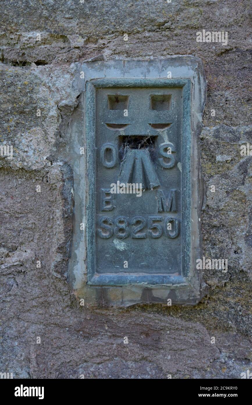 Ein Ordnance Survey Triangulation Station oder trig Punkt in der Wand der Little Hereford Pfarrkirche, Herefordshire Stockfoto
