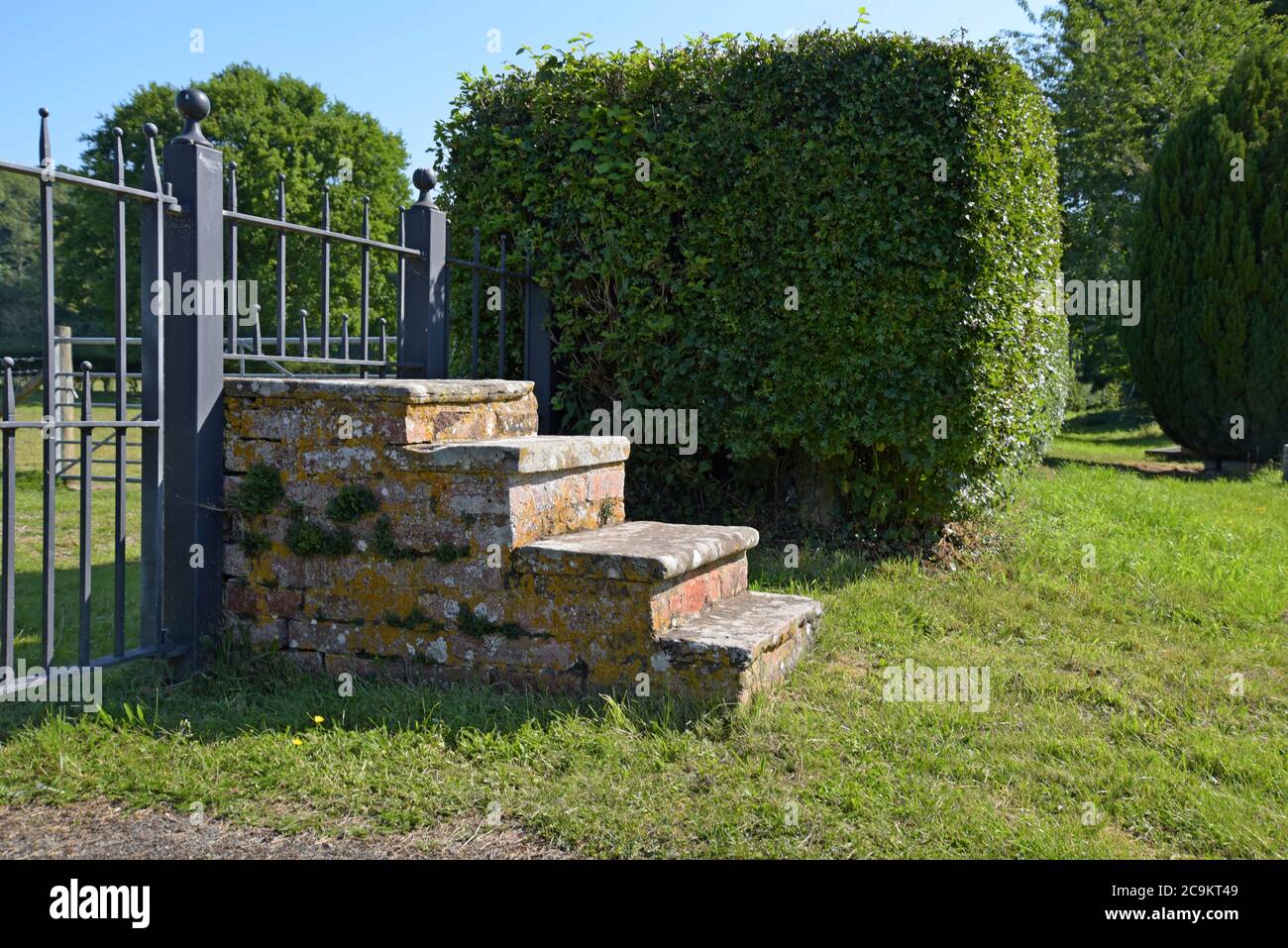 Ein Reitblock oder Montageschritte eines Pferdes aus alten Grabsteinen außerhalb der Little Hereford Pfarrkirche, Herefordshire Stockfoto