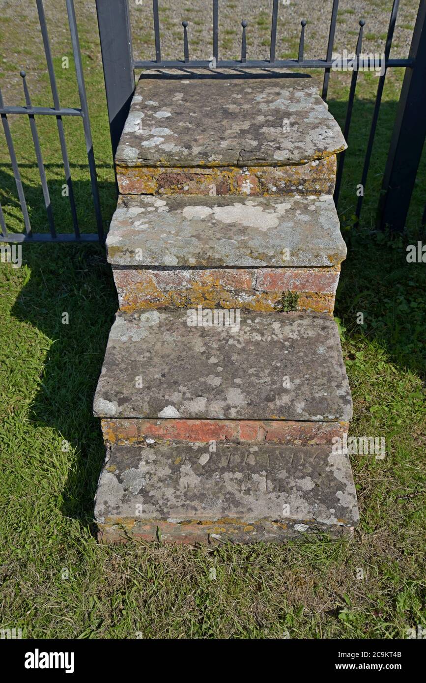 Ein Reitblock oder Montageschritte eines Pferdes aus alten Grabsteinen außerhalb der Little Hereford Pfarrkirche, Herefordshire Stockfoto