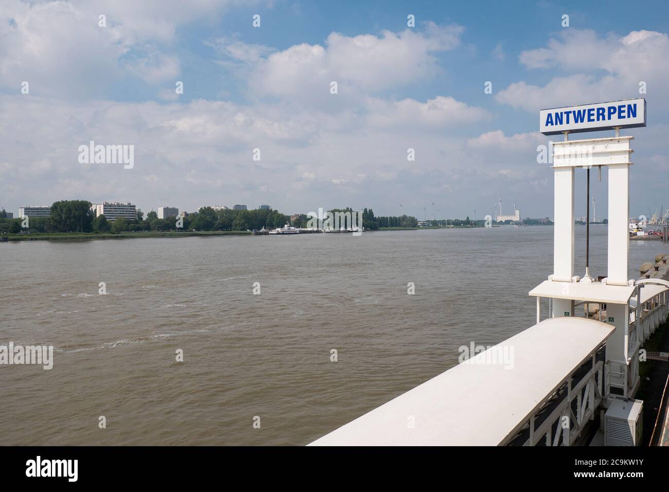 Antwerpen, Belgien, Schild mit Ortsnamen am rechten Ufer der Schelde mit Blick auf die Küste am linken Ufer Stockfoto
